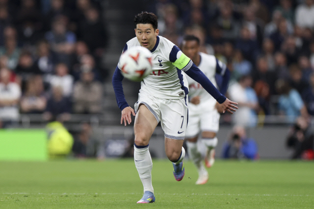 상대 진영을 향해 쇄도하는 손흥민. [EPA=연합뉴스]